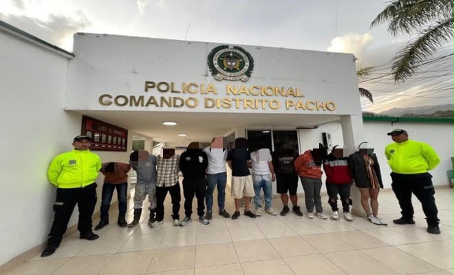 Dos policías, 11 capturados. 