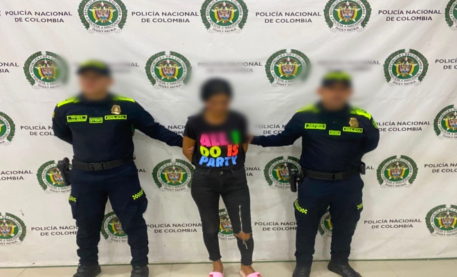 dos uniformados con una persona  capturada por el delito concierto para delinquir agravado