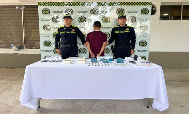 Dos polic&iacute;as y un capturado mencionado como alias &ldquo;El Paisa&rdquo;, presunto integrante de &ldquo;Los de la M&rdquo;