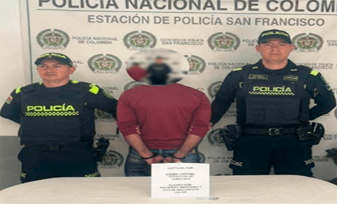 Una persona capturada por dos polic&iacute;as