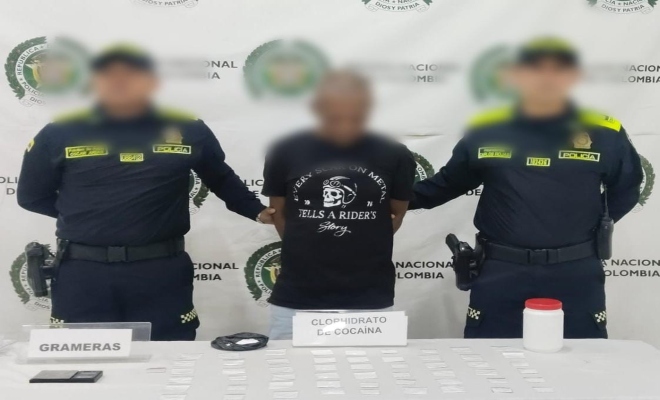 dos uniformado con una persona capturada por el delito de tr&aacute;fico, fabricaci&oacute;n o porte de sustancias estupefacientes.