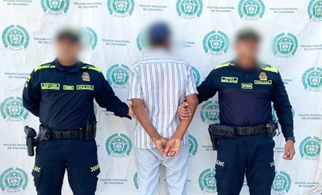 Dos policías y una persona capturada