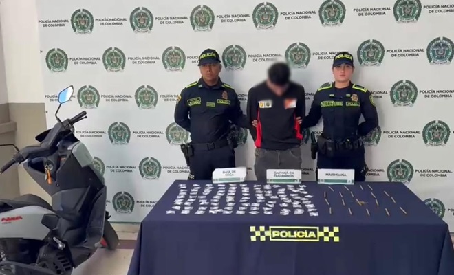 Capturado, moto recuperada y sustancias incautadas en backing con dos policias