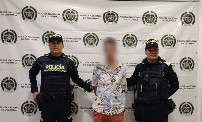 policía con un ciudadano capturado