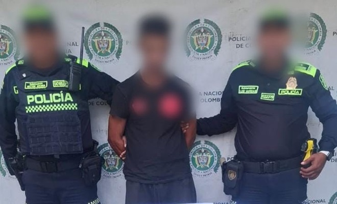 Dos funcionarios policiales y una persona capturada por el delito de tráfico de estupefacientes