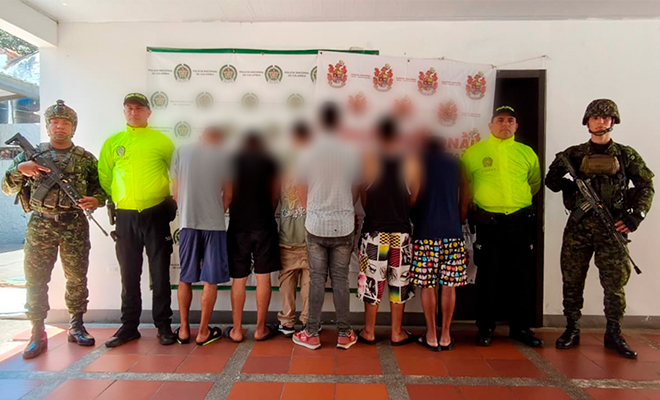 Seis personas capturadas integrantes del grupo de delincuencia común organizado dedicado al hurto siendo escoltados por funcionarios de la Policía Nacional y Ejercito Nacional.