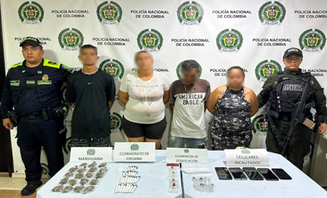 Cuatro personas capturadas junto con dos policías