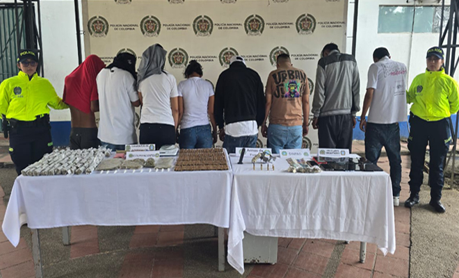 dos policías, ocho personas capturadas y una mesa con estupefacientes y un arma de fuego