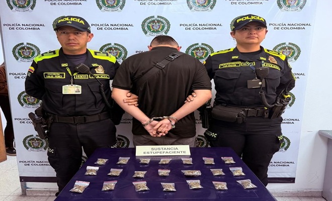 dos polic&iacute;as, un capturado y 80 gramos de bazuco encima de una mesa
