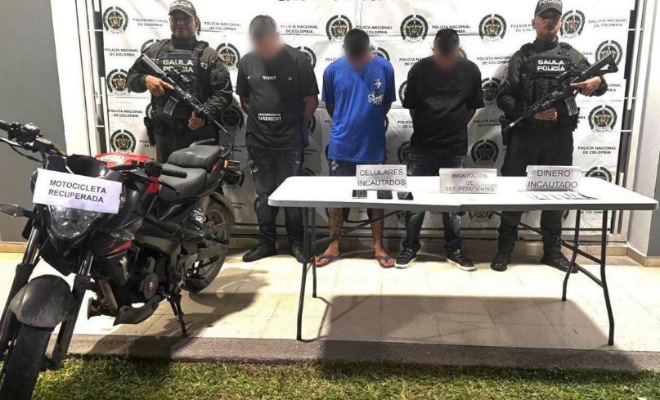 Dos polic&iacute;as, tres capturados, motocicleta recuperada y estuperfacientes
