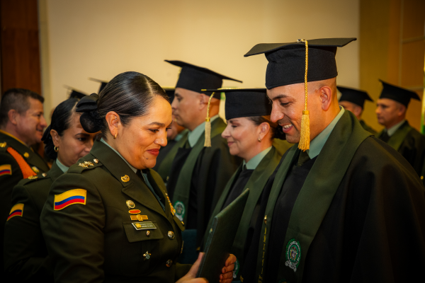 Brigadier general Susana Blanco saludando y felicitando a uno de los graduados