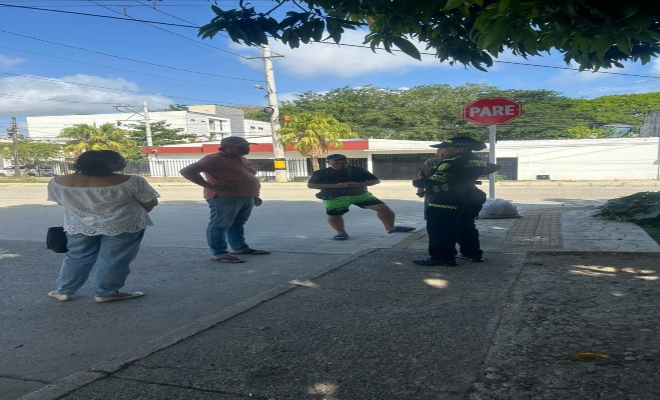 Una policía y tres ciudadanos charlando 