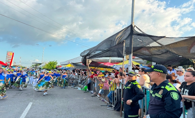 dos uniformados prestando seguridad en vía publica  en el desfile de comparsas la gran parada 
