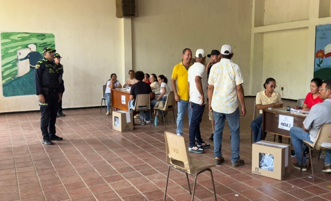 dos uniformados  en institución educativa fortalece la seguridad y la tranquilidad durante el proceso electoral.