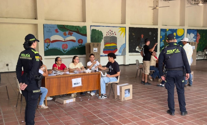 Dos uniformados de la Polic&iacute;a Nacional prestan servicio de seguridad durante la jornada electoral en una instituci&oacute;n educativa habilitada como puesto de votaci&oacute;n