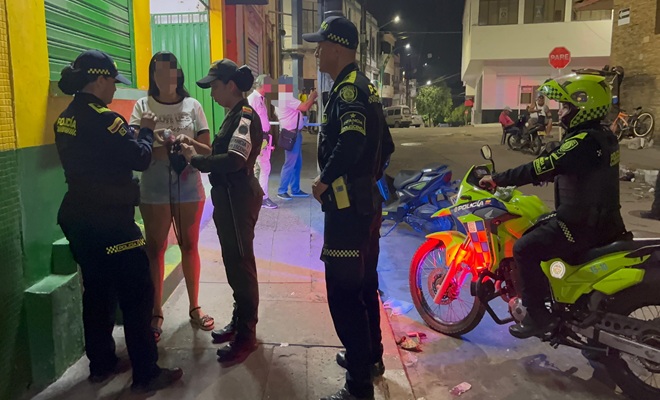 Cuatro Policías realizando Verificación de antecedentes 