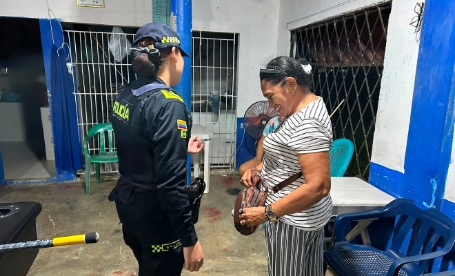 Funcionaria policial realizando registro a una ciudadana