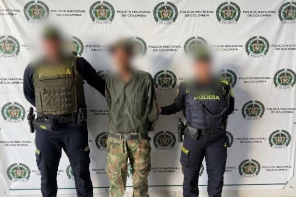 dos uniformados de la policía nacional un ciudadano capturado por el presunto delito Utilización ilegal de uniformes e insignias 
