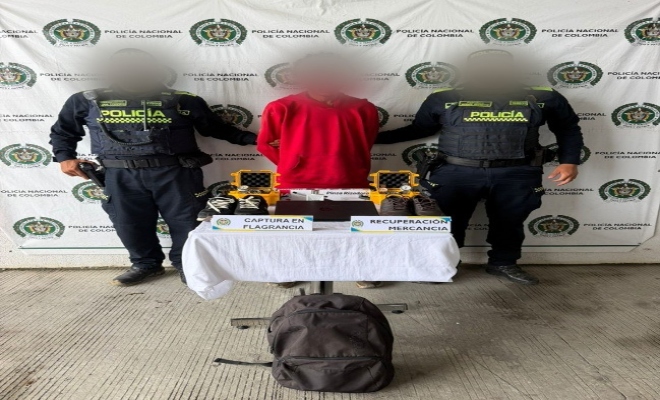 dos uniformados con una persona capturada por hurto en la ciudad de montería