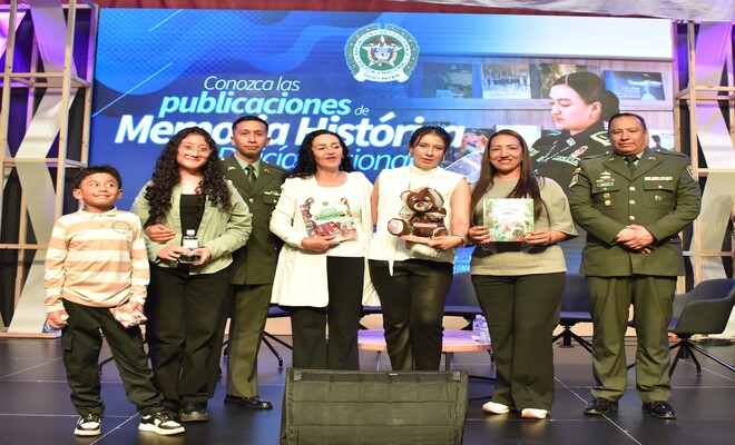 Cuatro mujeres, dos policias y un niños reunidos para una foto