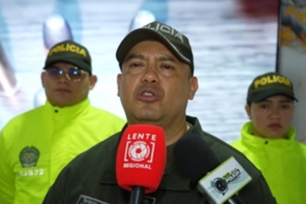 Teniente Coronel Deiver Andrés Pinzón Villanueva en rueda de prensa