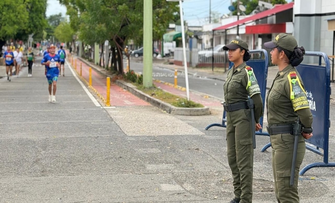 dos uniformadas de la polic&iacute;a nacional prestan seguridad en la ciclov&iacute;a en la ciudad de Monter&iacute;a 