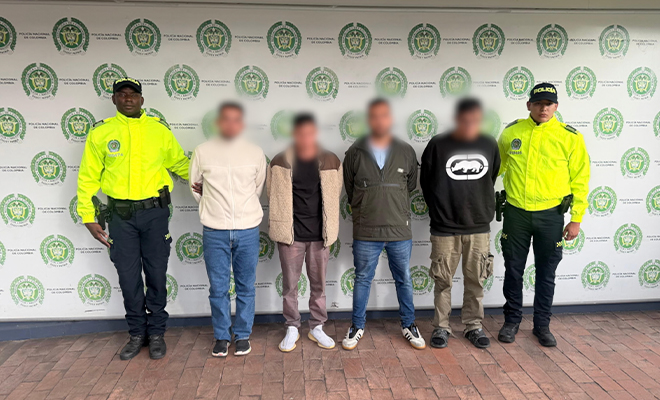 Tres personas capturadas son custodiadas por la Polic&iacute;a Nacional.