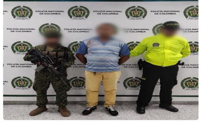 Uniformados de la Policía Nacional presentan a un ciudadano capturado en el marco de una operación contra el abigeato, requerido por la justicia por los presuntos delitos de abigeato