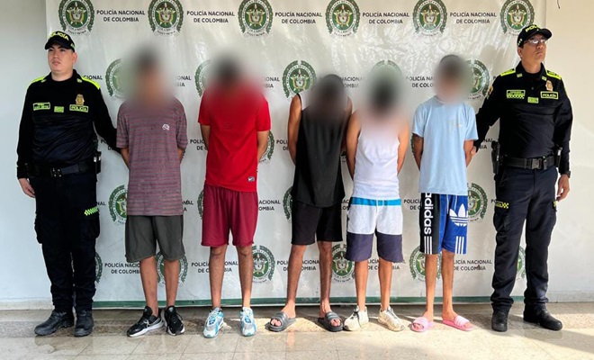 Dos polic&iacute;as y cinco personas capturadas por hurto