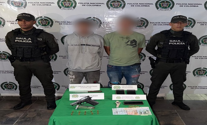 Dos capturados, arma de fuego y dos polic&iacute;as custodiando