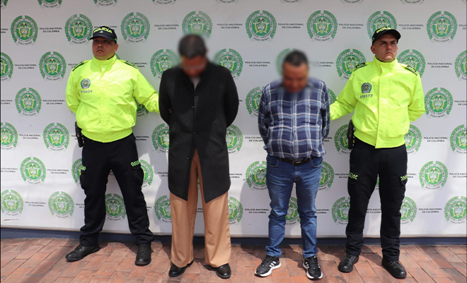Dos capturados con fines de extradici&oacute;n son custodiados por la Polic&iacute;a Nacional.