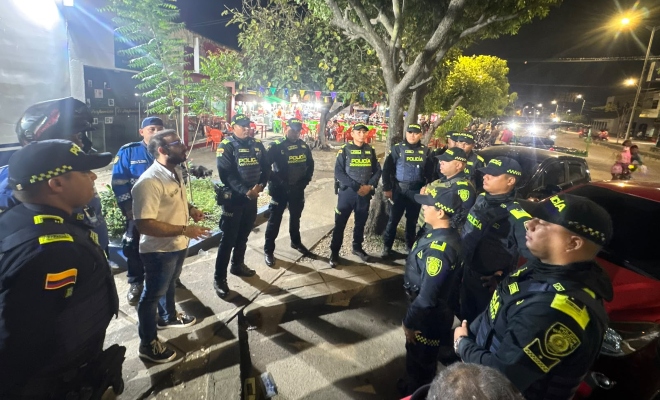 Grupo de funcionarios policiales y de la alcald&iacute;a recibiendo instrucci&oacute;n 