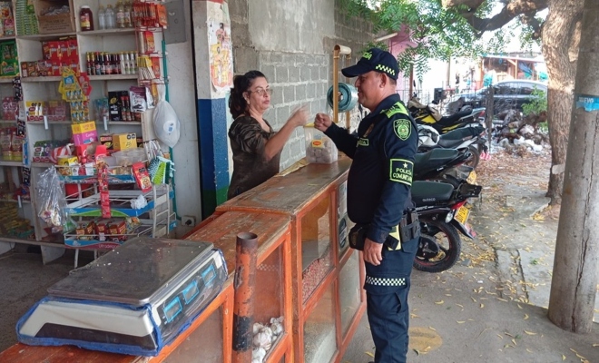 Un policía dando recomendaciones a una ciudadana 