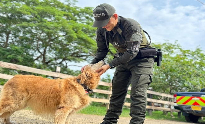 Un polic&iacute;a acariciando un perro
