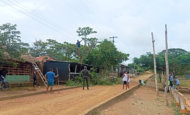 La Policía y la comunidad unieron esfuerzos para prevenir riesgos eléctricos y fortalecer la seguridad en Pueblo Bujo.