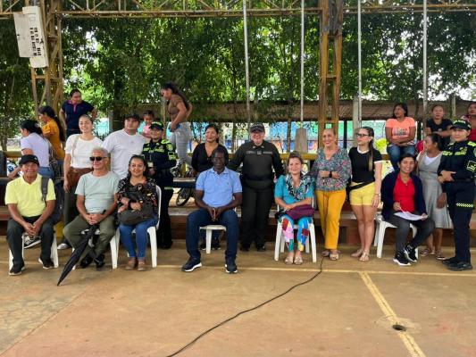 Uniformados de la policía en un espacio comunitario al aire libre, reflejando integración, participación y trabajo conjunto con la comunidad