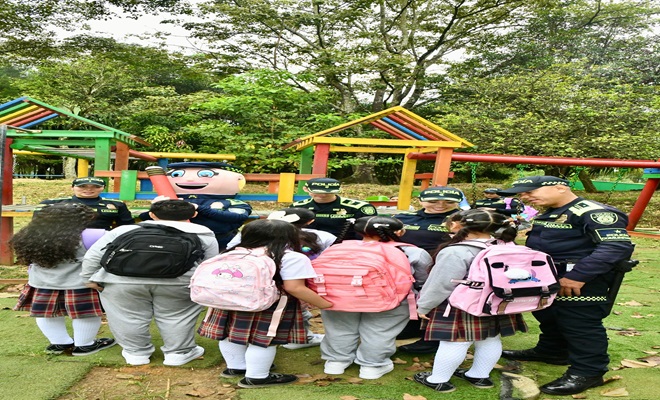 Funcionarios de protección a la infancia y la adolescencia brindan recomendaciones a menores en el regreso a clases en un parque infantil  