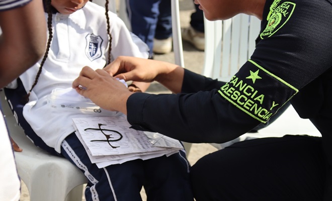 Entrega lentes a niños con afectación visual