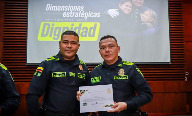 Entrega de reconocimiento por parte del comandante de la unidad a los polic&iacute;as de la metropolitana en el mes de enero