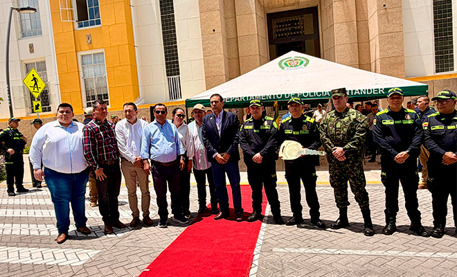 Gobernador, Alcaldes, Ejercito Nacional y Policía Nacional reunidos para la entrega de la llave.  