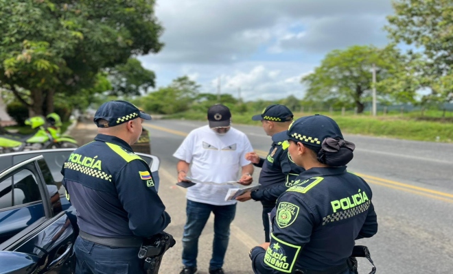 tres  uniformados con un ciudadano informándole sobre la campaña de prevención    