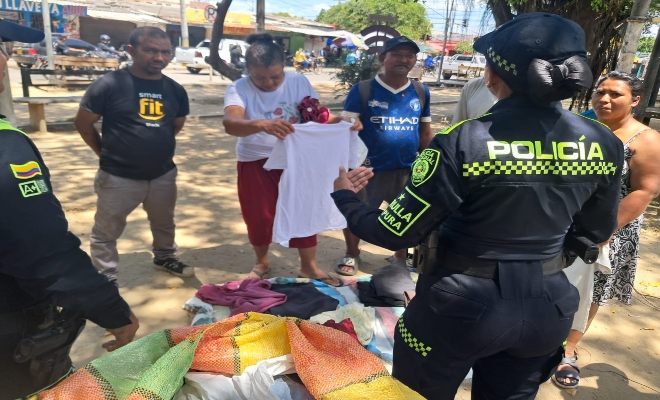 Dos policías y ciudadanos en charla de apoyo social 