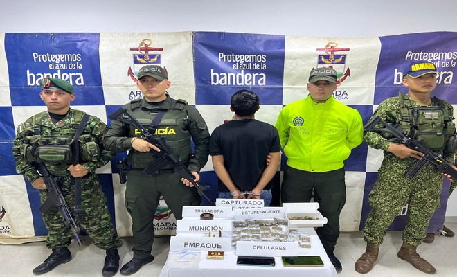 Persona detenida por miembros de la fuerza publica y elementos presuntamente incautados por presuntos delitos relacionados con tráfico de estupefacientes y porte ilegal de municiones.