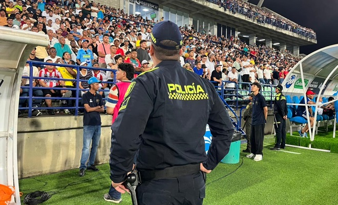 Un funcionario policial prestando seguridad en estadio de fútbol
