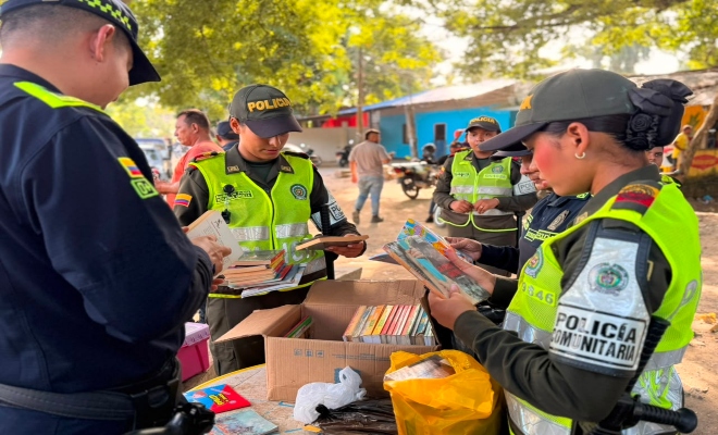 cinco uniformados de la policía nacional  en actividades recreativas en el barrio sucre 