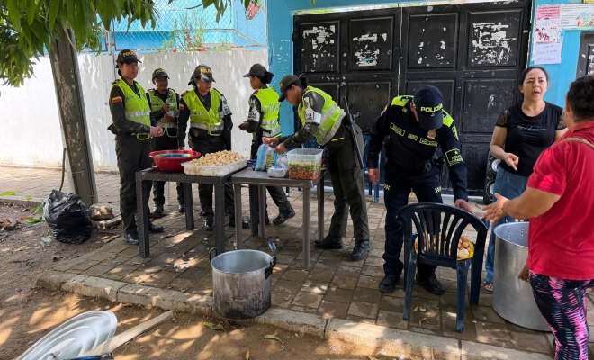seis uniformados de la polic&iacute;a nacional realizan espacios de participaci&oacute;n ciudadana, di&aacute;logo y trabajo conjunto en beneficio de la sana convivencia.