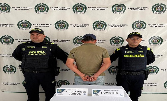 Policias con persona en Backing institucional 