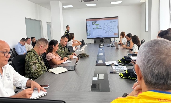 tres funcionarios de la fuerza publica  y nueve ciudadanos de la gobernación de montería en reunión Consejo de Seguridad y Convivencia Ciudadana