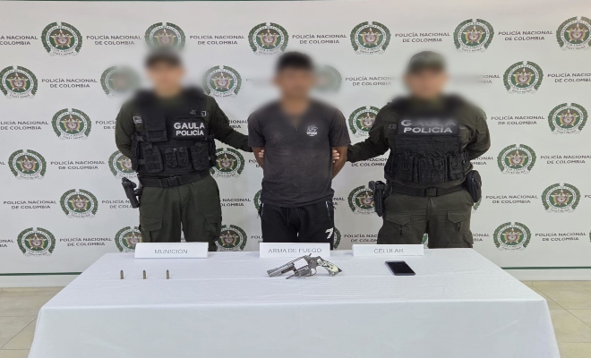 dos uniformados con una persona capturada por el delito delito de fabricación, tráfico, porte o tenencia de armas de fuego, accesorios, partes o municiones.