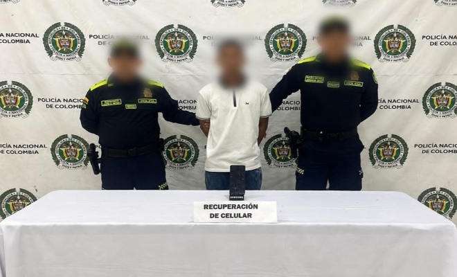 dos uniformados de la polic&iacute;a nacional  con una persona  en calidad de capturado por el delito 